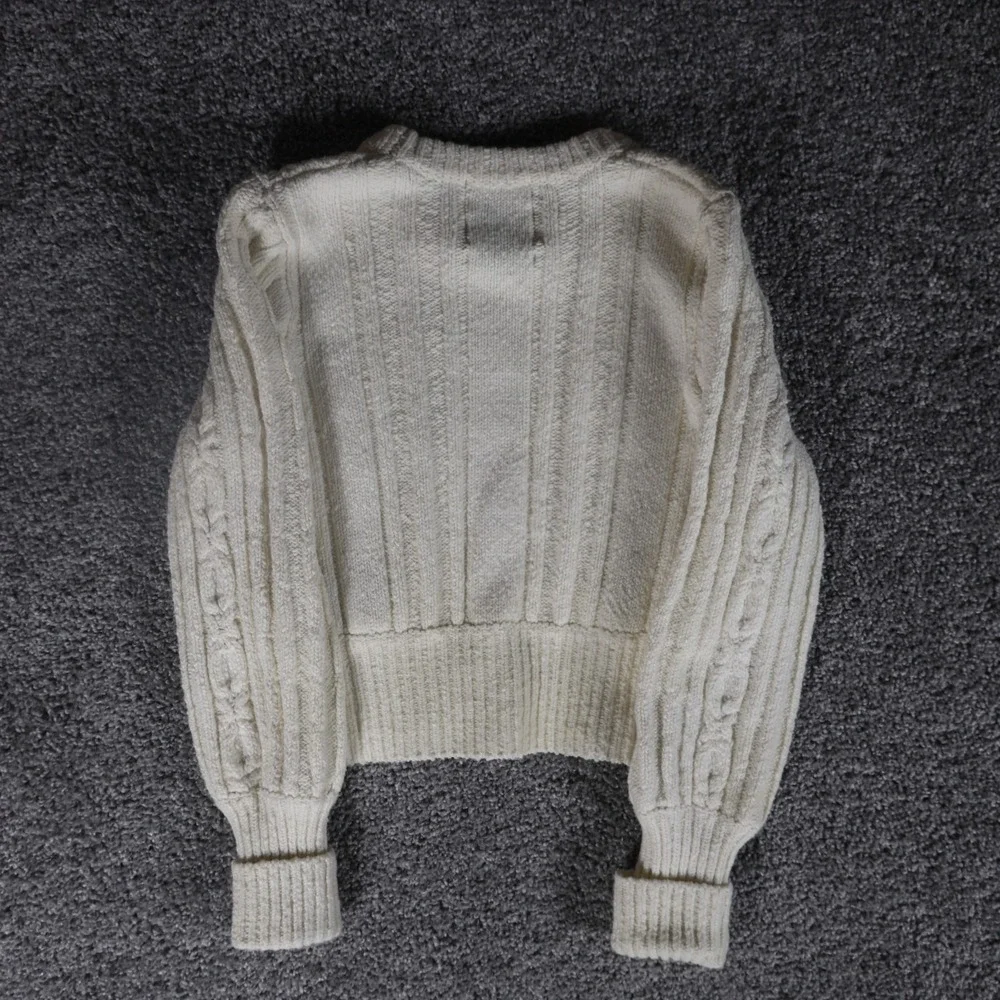Urban Outfitters Women's Small Cropped Cable Knit Sweater Cream Crewneck